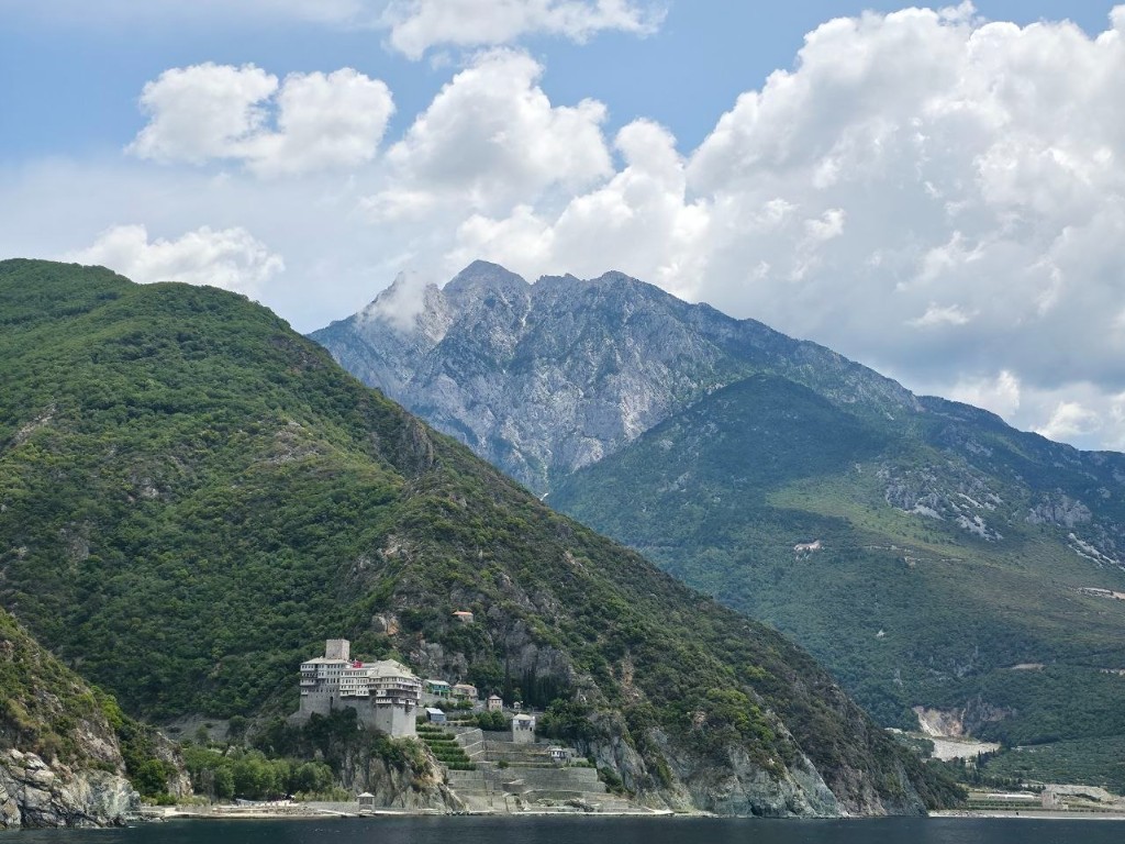 Монастырь на утёсе Афона над морем